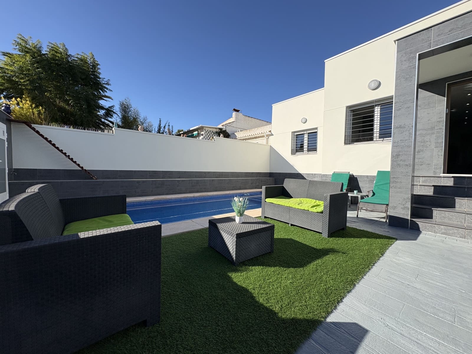 4 sypialnia Willa na sprzedaż w Torrevieja z basenem garażem - 550 000 € (Ref: 9789004)