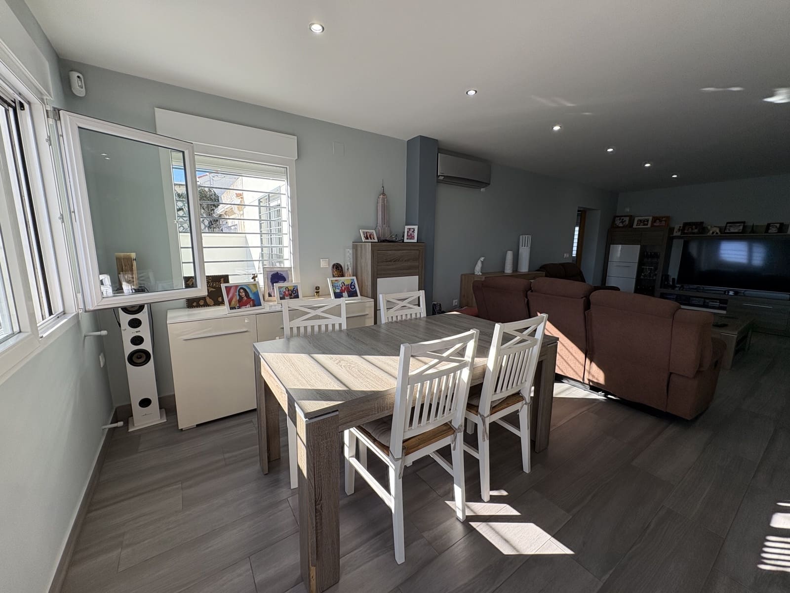 4 sypialnia Willa na sprzedaż w Torrevieja z basenem garażem - 550 000 € (Ref: 9789004)