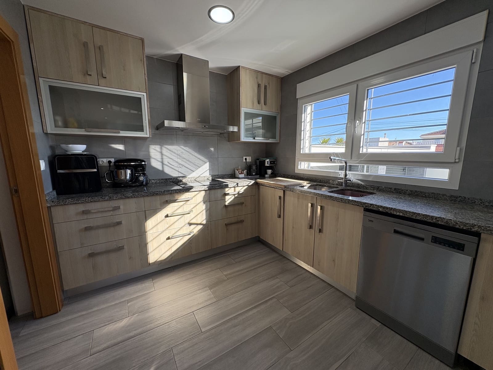 4 sypialnia Willa na sprzedaż w Torrevieja z basenem garażem - 550 000 € (Ref: 9789004)