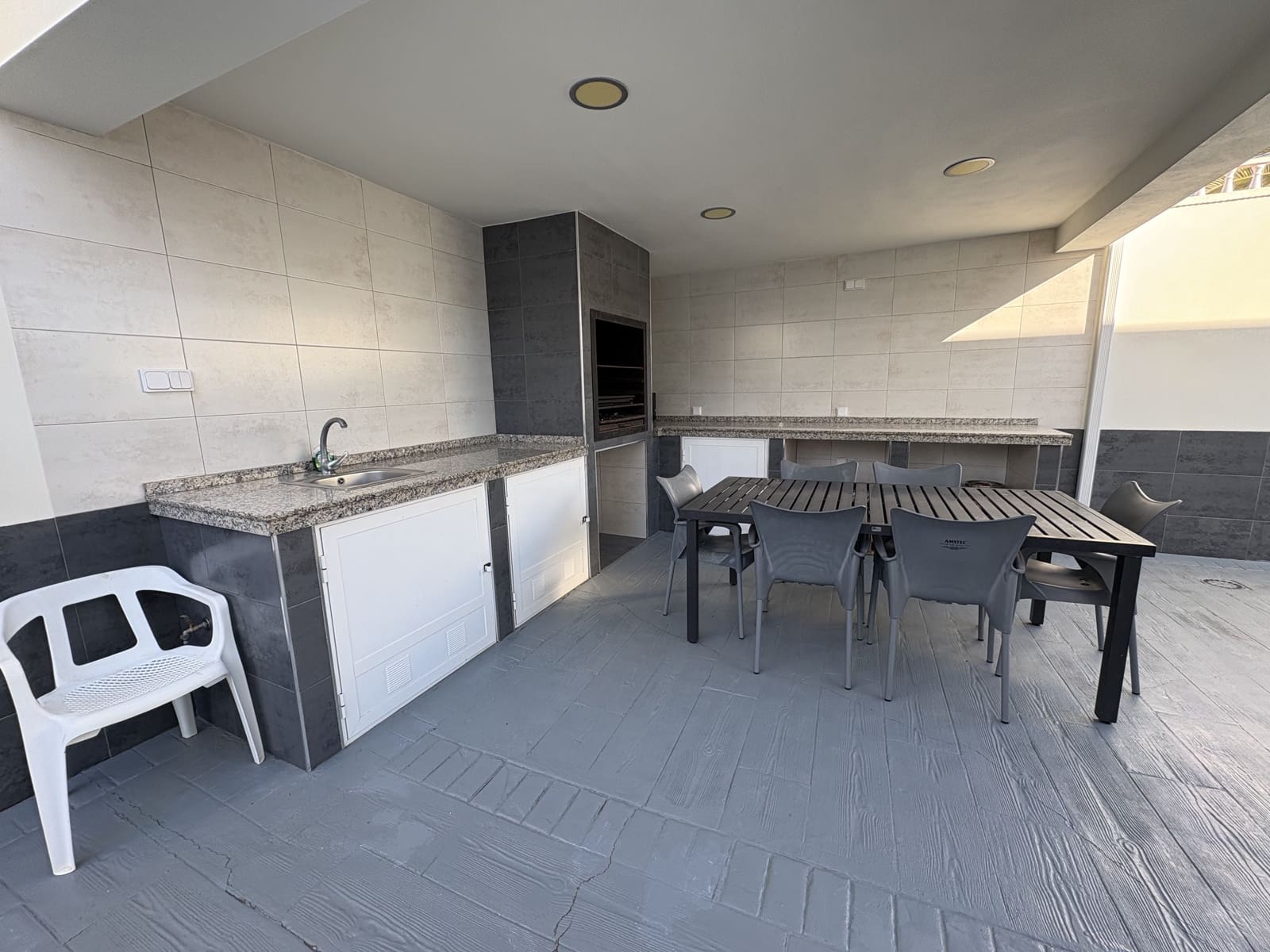 4 sypialnia Willa na sprzedaż w Torrevieja z basenem garażem - 550 000 € (Ref: 9789004)