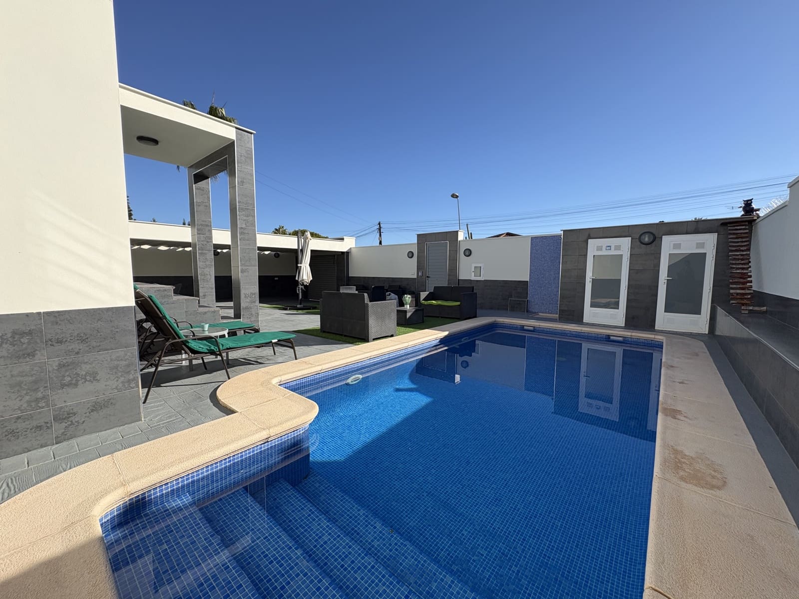 4 sypialnia Willa na sprzedaż w Torrevieja z basenem garażem - 550 000 € (Ref: 9789004)