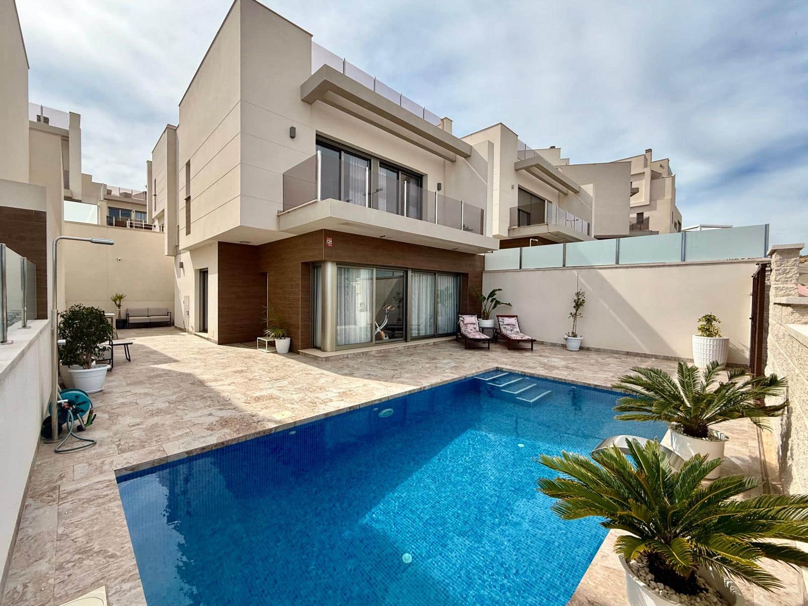 3 sypialnia Willa na sprzedaż w Orihuela Costa z basenem garażem - 448 000 € (Ref: 9789008)