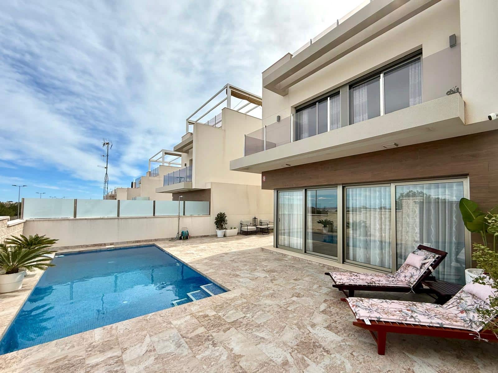 3 sypialnia Willa na sprzedaż w Orihuela Costa z basenem garażem - 448 000 € (Ref: 9789008)