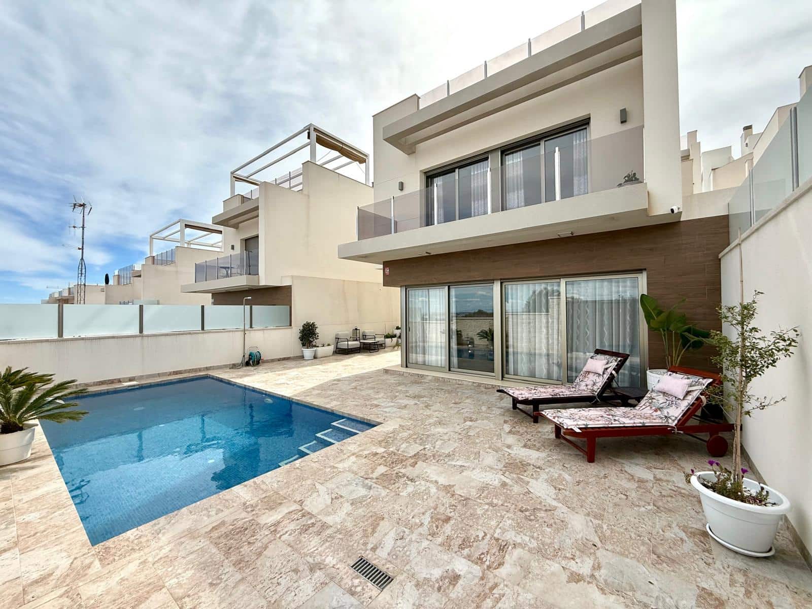 3 sypialnia Willa na sprzedaż w Orihuela Costa z basenem garażem - 448 000 € (Ref: 9789008)