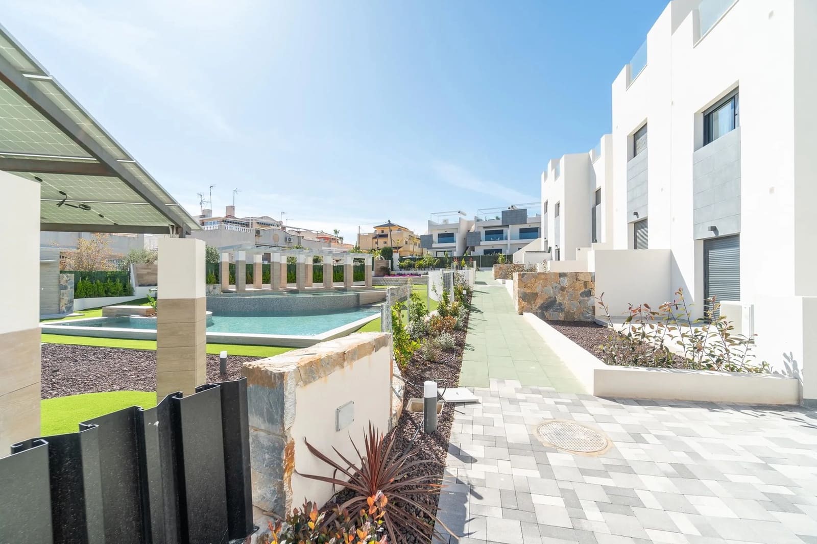 2 soverom Leilighet til salgs i Torrevieja med svømmebasseng garasje - € 279 900 (Ref: 9789042)