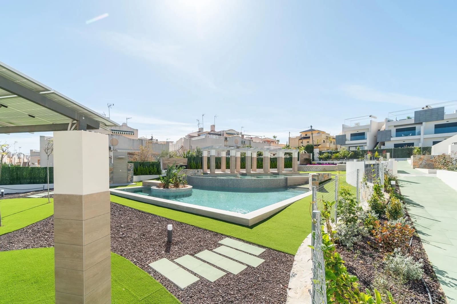 2 soverom Leilighet til salgs i Torrevieja med svømmebasseng garasje - € 279 900 (Ref: 9789042)