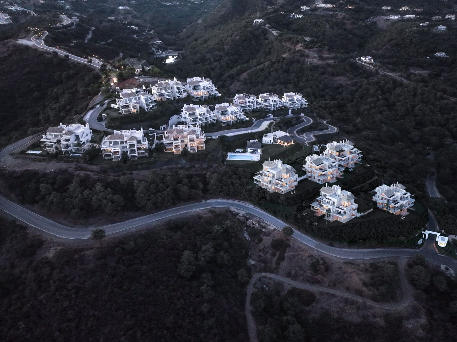 2 bedroom Apartment for sale in Benahavis with pool garage - € 690,000 (Ref: 9789339)