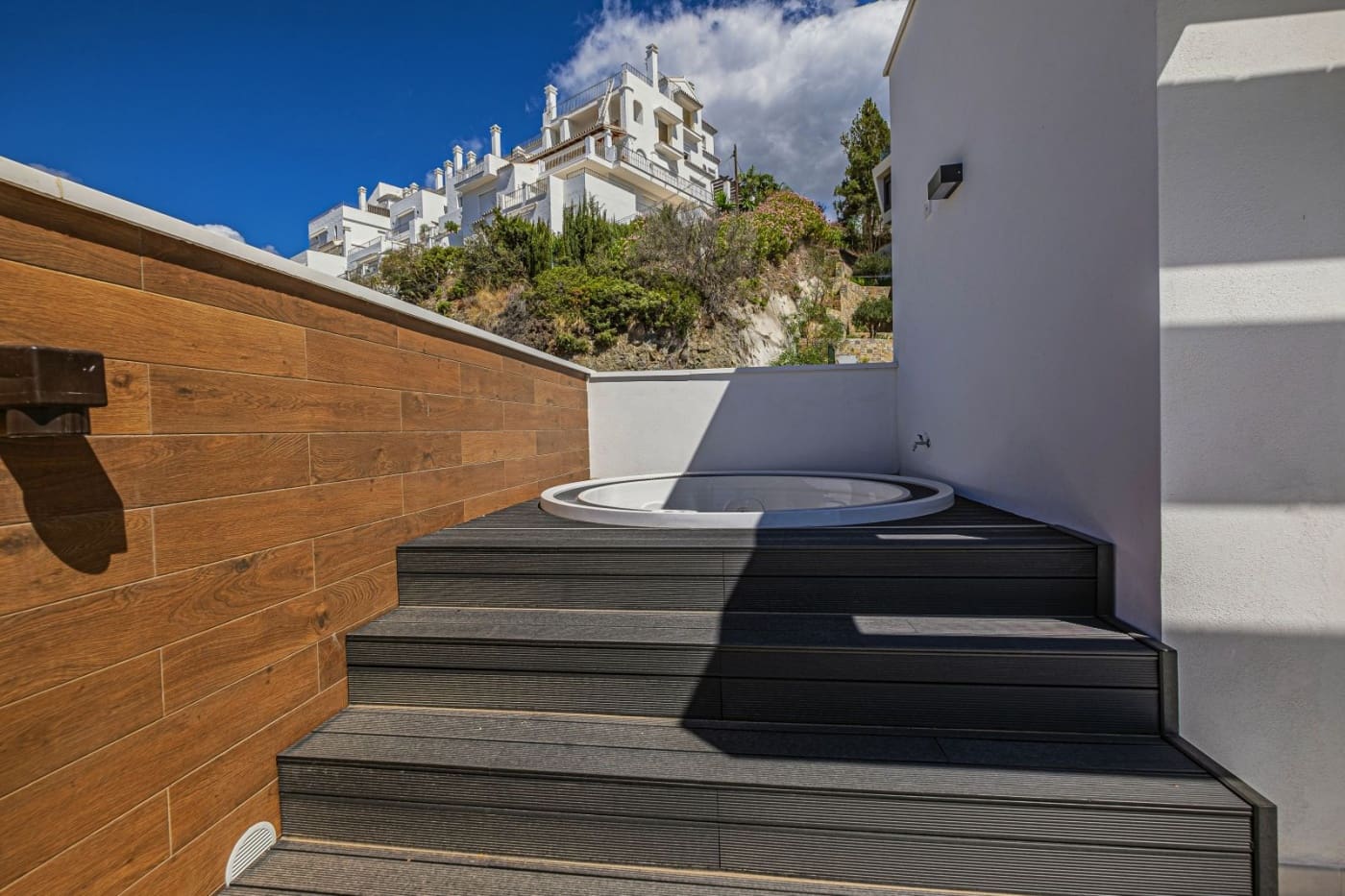 4 bedroom Villa for sale in Benahavis with pool garage - € 1,490,000 (Ref: 9789341)