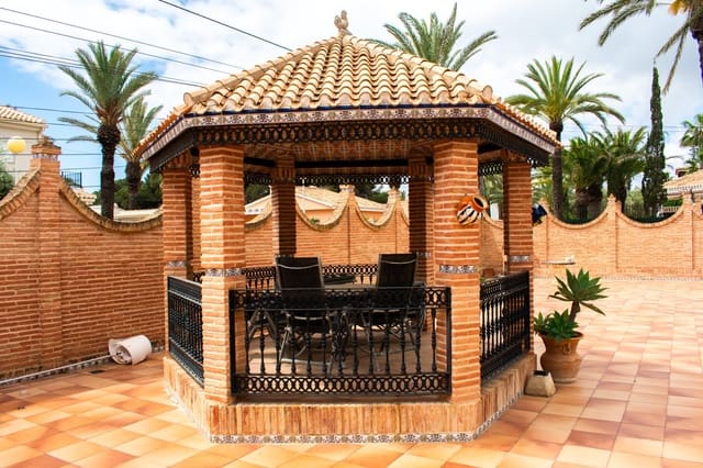 7 soverom Villa til salgs i Cabo Roig, Orihuela med svømmebasseng garasje - € 1 490 000 (Ref: 9818887)