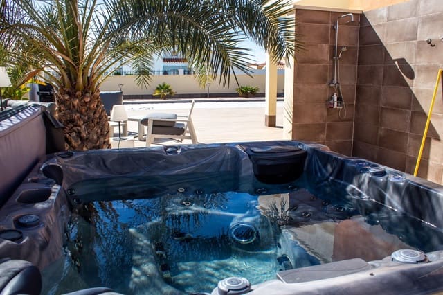 4 Zimmer Haus zu verkaufen in El Chaparral - La Siesta - La Torreta, Torrevieja mit Pool Garage - 780.000 € (Ref: 9818889)