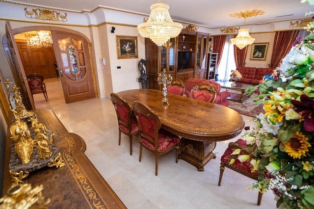 7 bedroom Villa for sale in Dehesa de Campoamor, Orihuela - € 1,500,000 (Ref: 9818932)