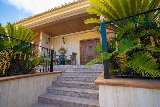 7 bedroom Villa for sale in Dehesa de Campoamor, Orihuela - € 1,500,000 (Ref: 9818932)