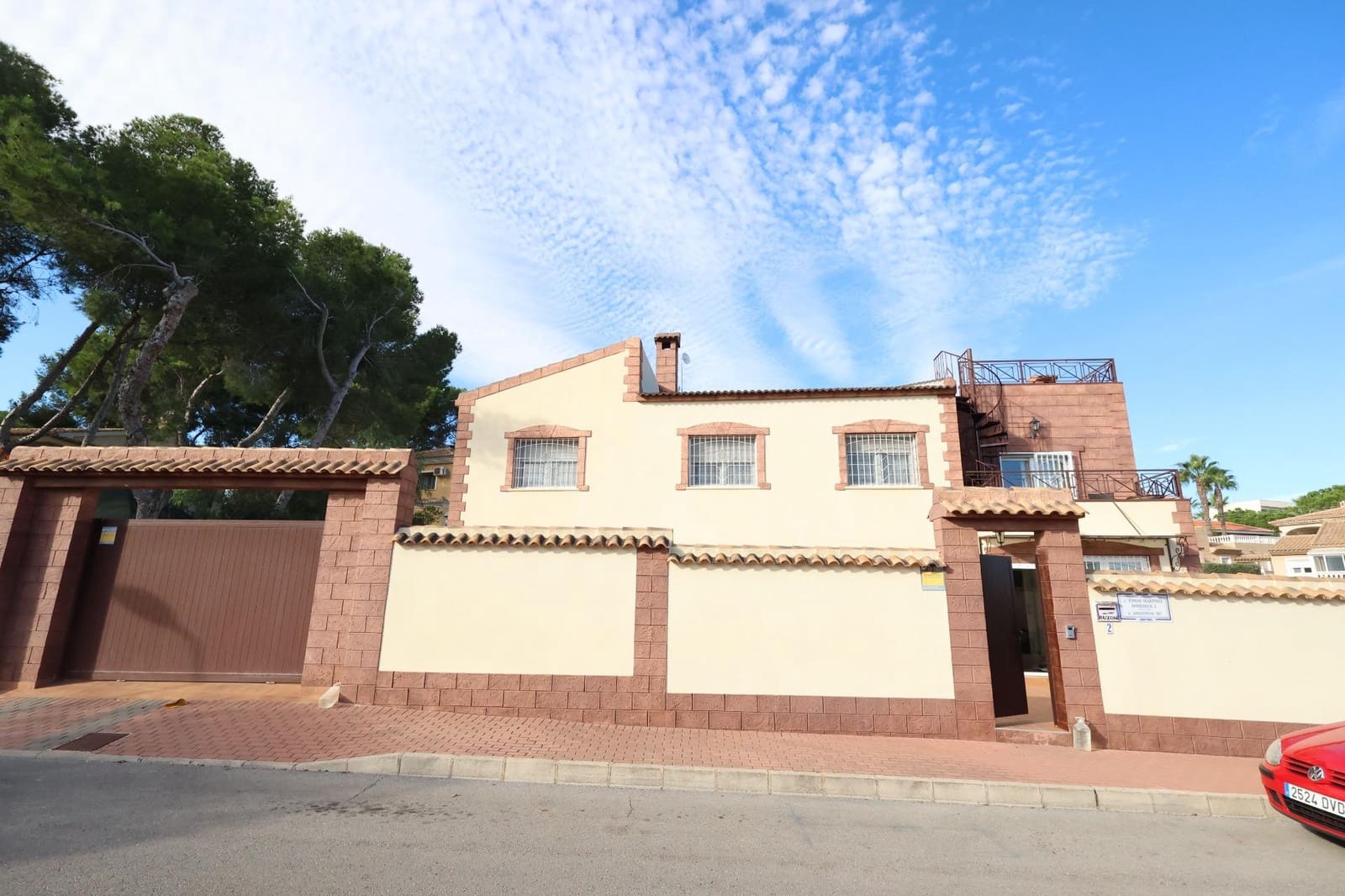 5 soverom Villa til salgs i Torrevieja med svømmebasseng garasje - € 930 000 (Ref: 9818958)