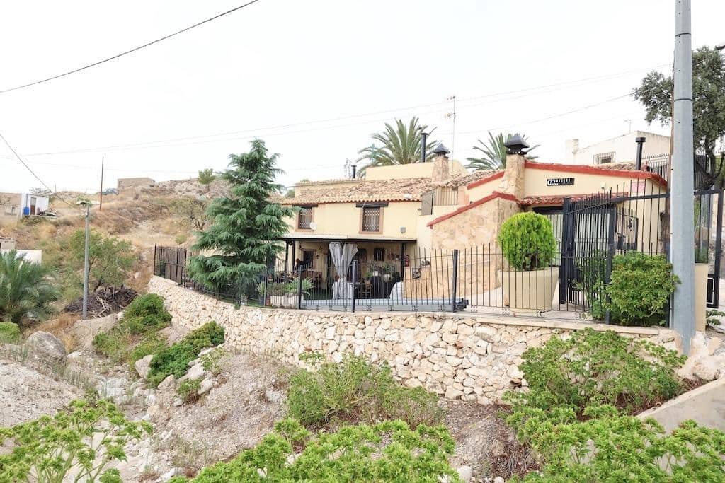 5 bedroom Villa for sale in Fortuna with pool garage - € 225,000 (Ref: 9818965)