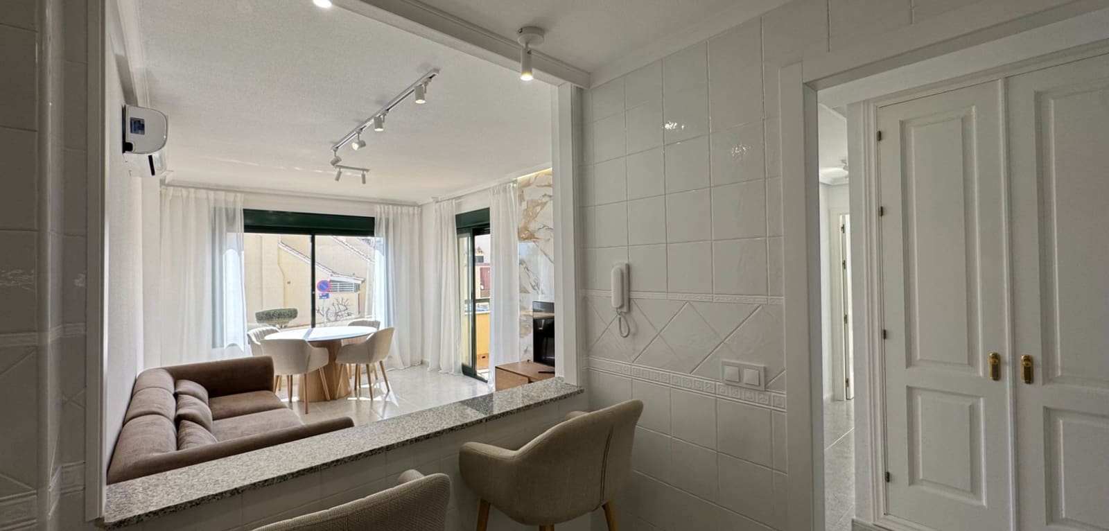 2 makuuhuone Huoneisto myytävänä paikassa Orihuela Costa mukana uima-altaan - 239 000 € (Ref: 9818991)