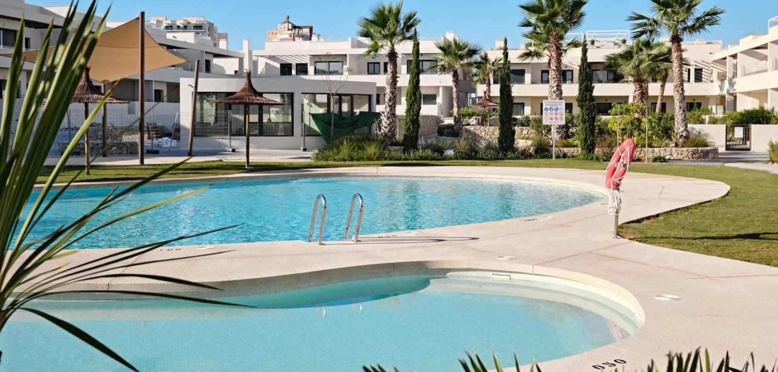 2 soveværelse Lejlighed til salg i Torrevieja med swimmingpool garage - € 379.000 (Ref: 9819014)