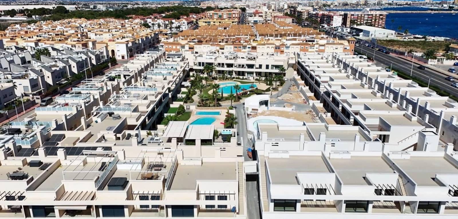2 soveværelse Lejlighed til salg i Torrevieja med swimmingpool garage - € 379.000 (Ref: 9819014)