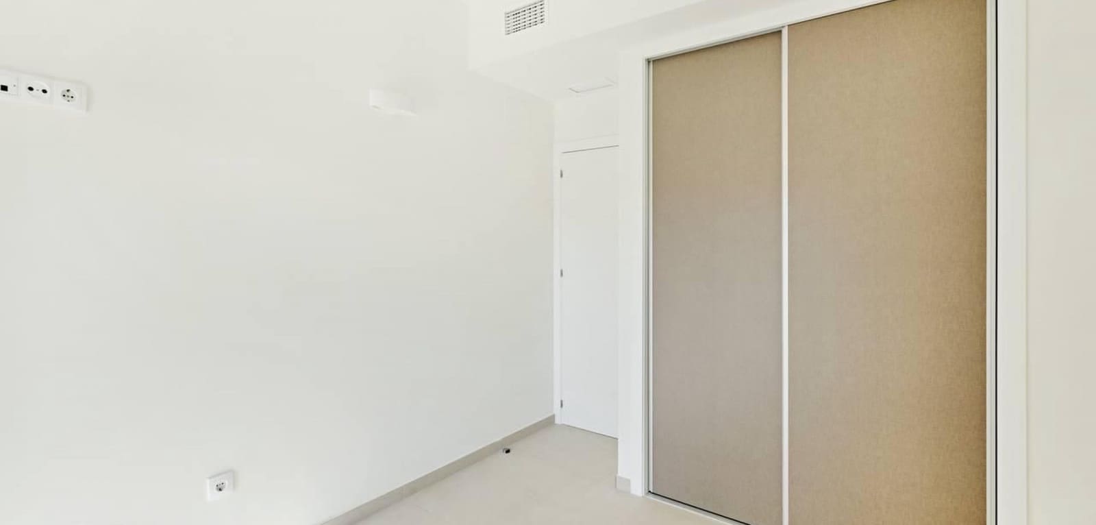 2 soveværelse Lejlighed til salg i Torrevieja med swimmingpool garage - € 379.000 (Ref: 9819014)