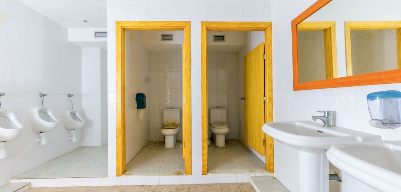 1 bedroom Commercial for sale in Torrevieja - € 420,000 (Ref: 9819041)