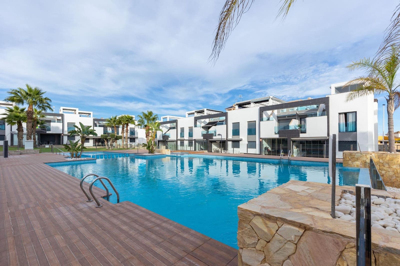 2 makuuhuone Bungalow myytävänä paikassa Torrevieja mukana uima-altaan 
autotalli - 269 900 € (Ref: 9819047)