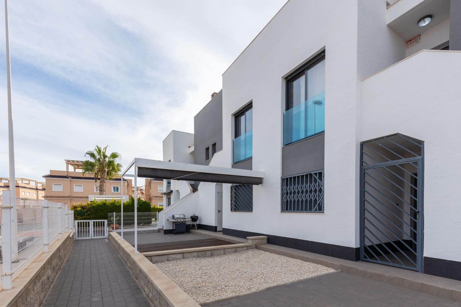 2 makuuhuone Bungalow myytävänä paikassa Torrevieja mukana uima-altaan 
autotalli - 269 900 € (Ref: 9819047)