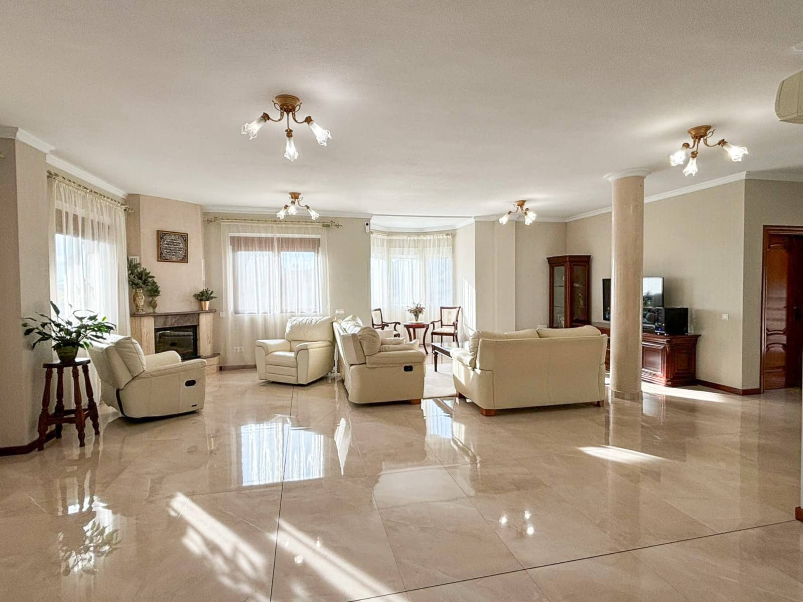 5 bedroom Villa for sale in Ciudad Quesada with pool garage - € 630,000 (Ref: 9819426)