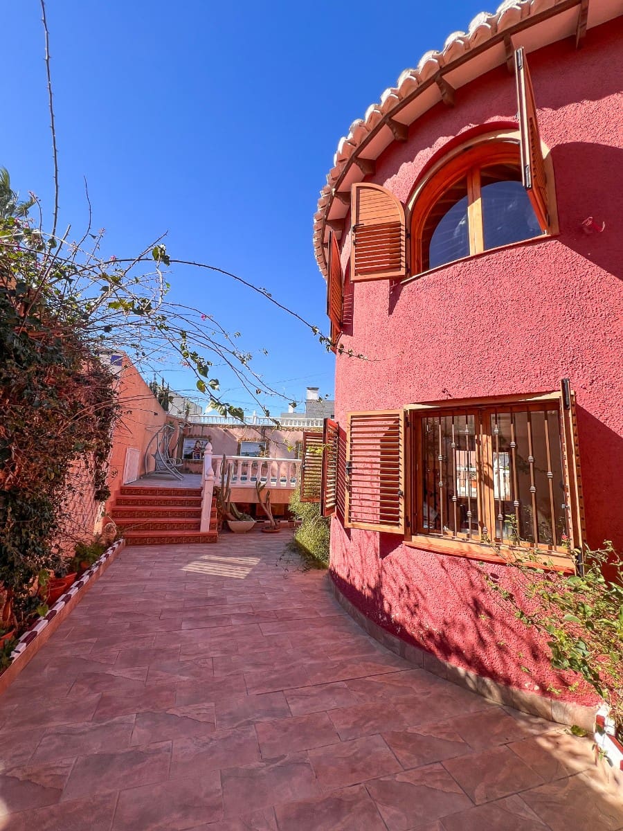 6 bedroom Townhouse for sale in Torrevieja with pool - € 480,000 (Ref: 9819429)