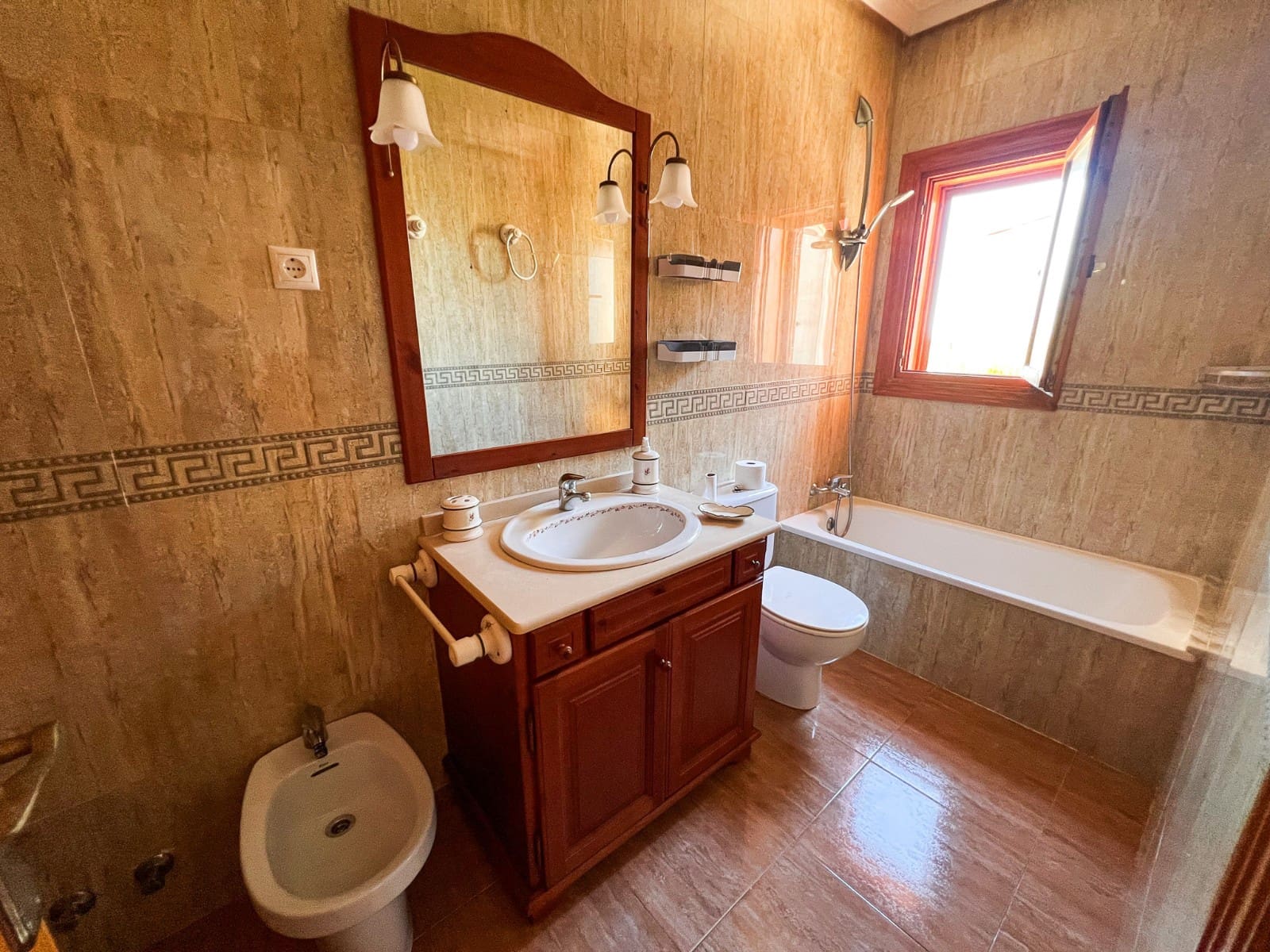 6 bedroom Townhouse for sale in Torrevieja with pool - € 480,000 (Ref: 9819429)