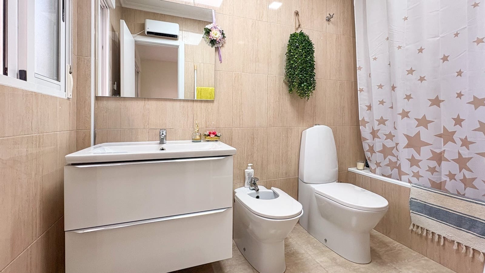3 makuuhuone Omakotitalo myytävänä paikassa Arenales del Sol mukana uima-altaan 
autotalli - 378 000 € (Ref: 9819434)
