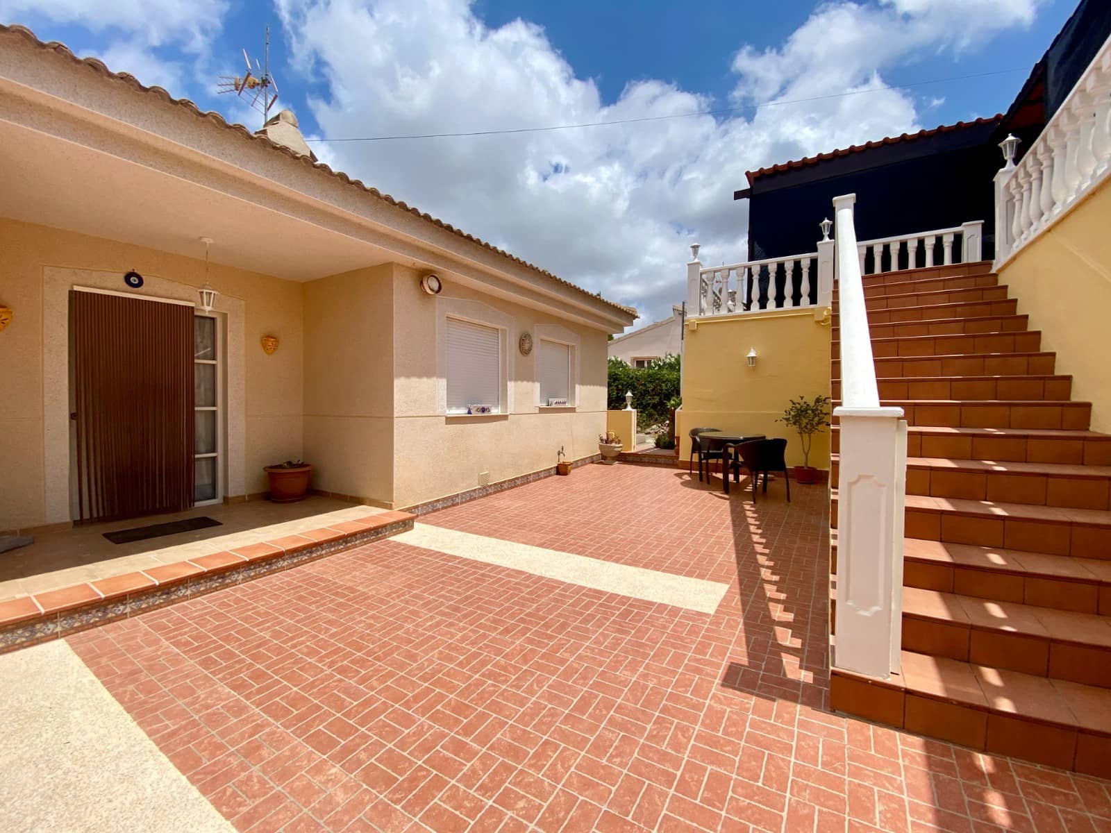 3 bedroom Villa for sale in Algorfa with pool garage - € 599,990 (Ref: 9819490)