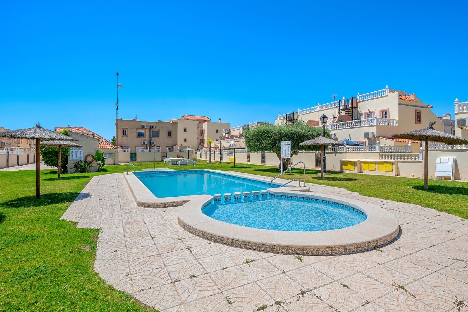 3 soveværelse Byhus til salg i Orihuela Costa med swimmingpool - € 299.000 (Ref: 9819493)