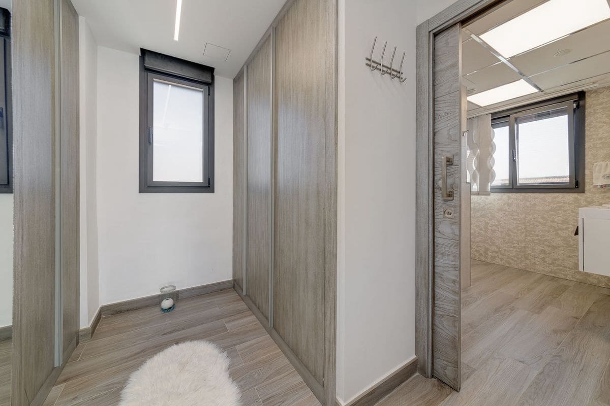 3 soveværelse Villa til salg i Torrevieja med swimmingpool garage - € 1.250.000 (Ref: 9819504)