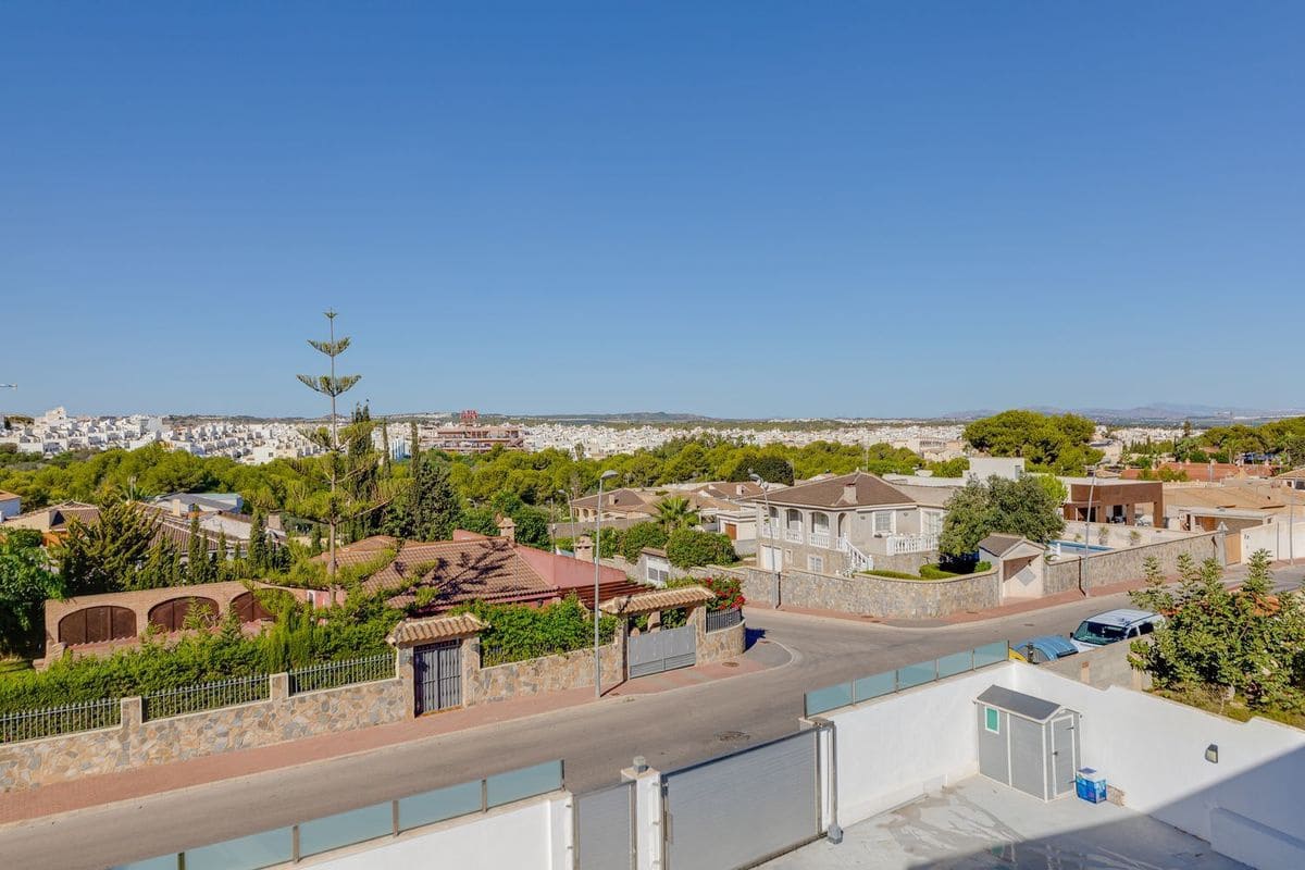 3 soveværelse Villa til salg i Torrevieja med swimmingpool garage - € 1.250.000 (Ref: 9819504)