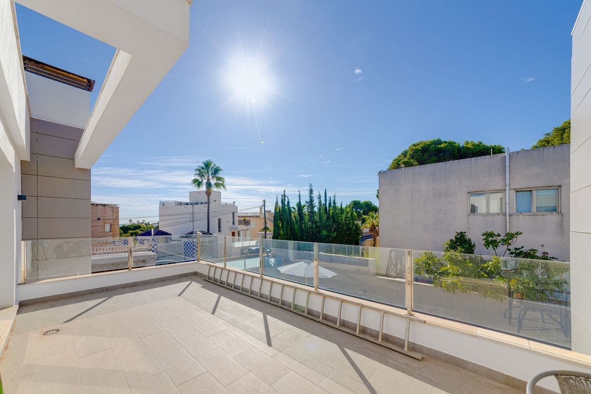 3 soveværelse Villa til salg i Torrevieja med swimmingpool garage - € 1.250.000 (Ref: 9819504)