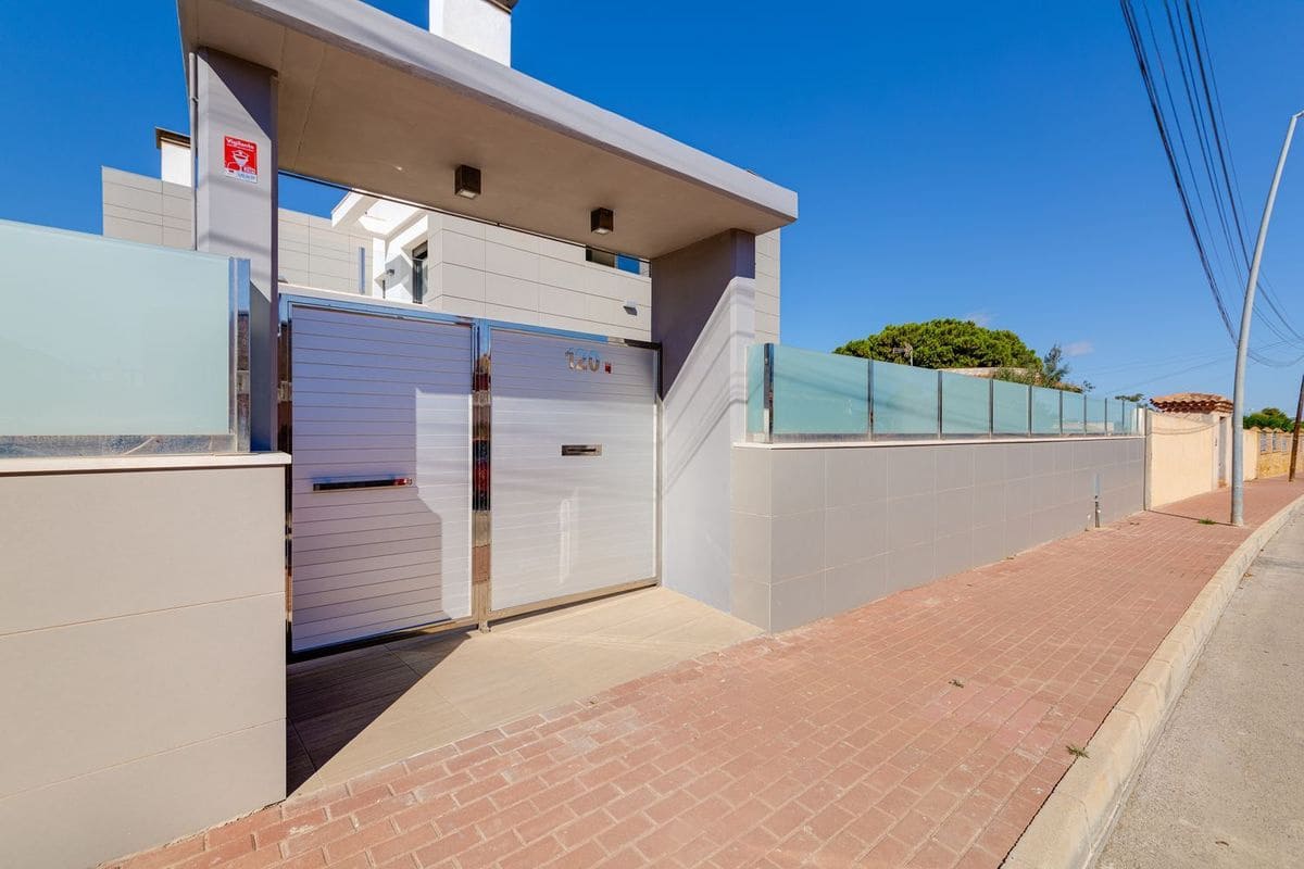 3 soveværelse Villa til salg i Torrevieja med swimmingpool garage - € 1.250.000 (Ref: 9819504)