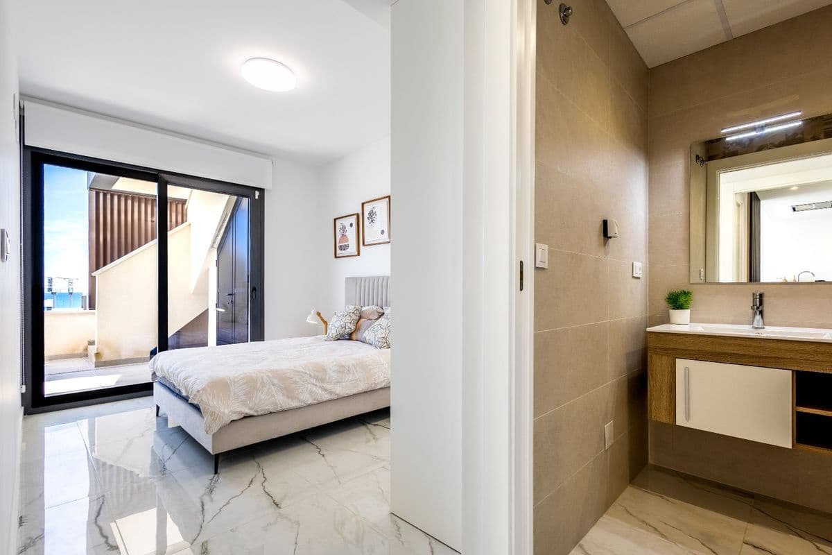 2 soverom Penthouse til salgs i Playa Flamenca med svømmebasseng garasje - € 549 000 (Ref: 9819505)
