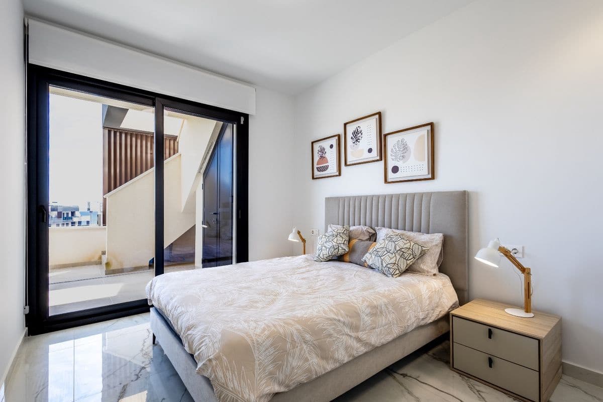 2 soverom Penthouse til salgs i Playa Flamenca med svømmebasseng garasje - € 549 000 (Ref: 9819505)