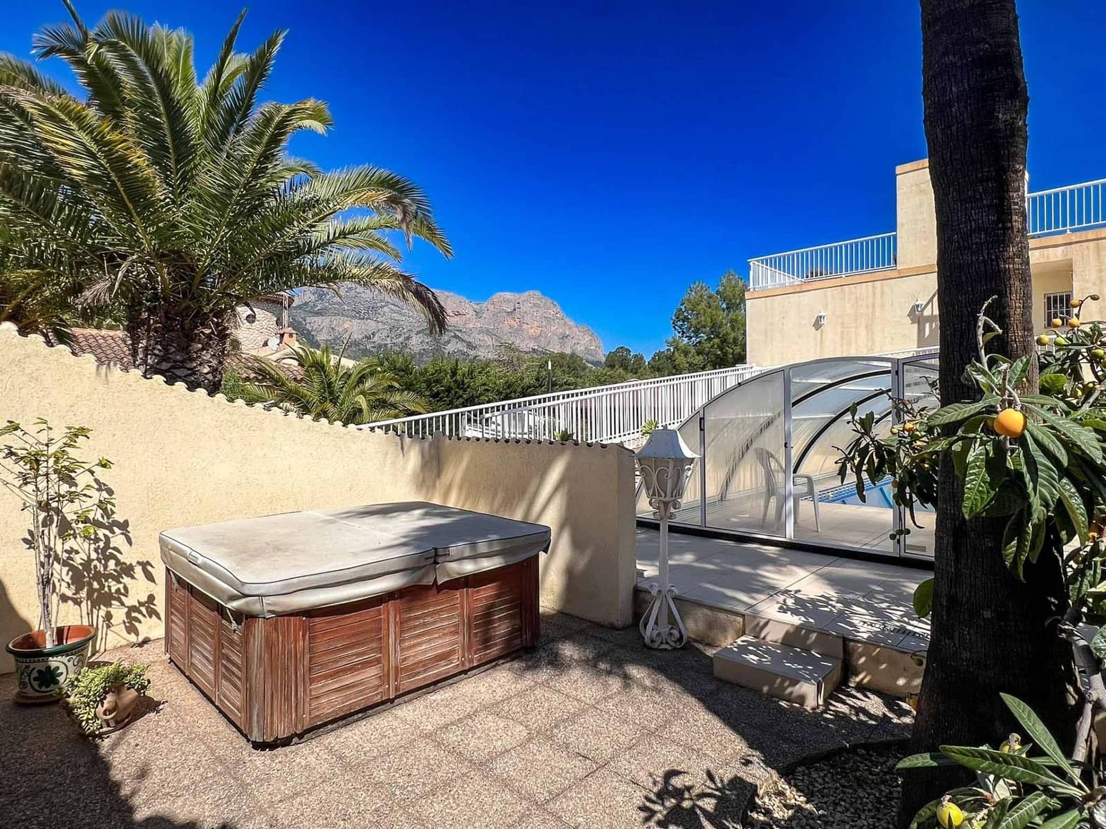 4 soveværelse Villa til salg i La Nucia med swimmingpool garage - € 1.150.000 (Ref: 9831261)