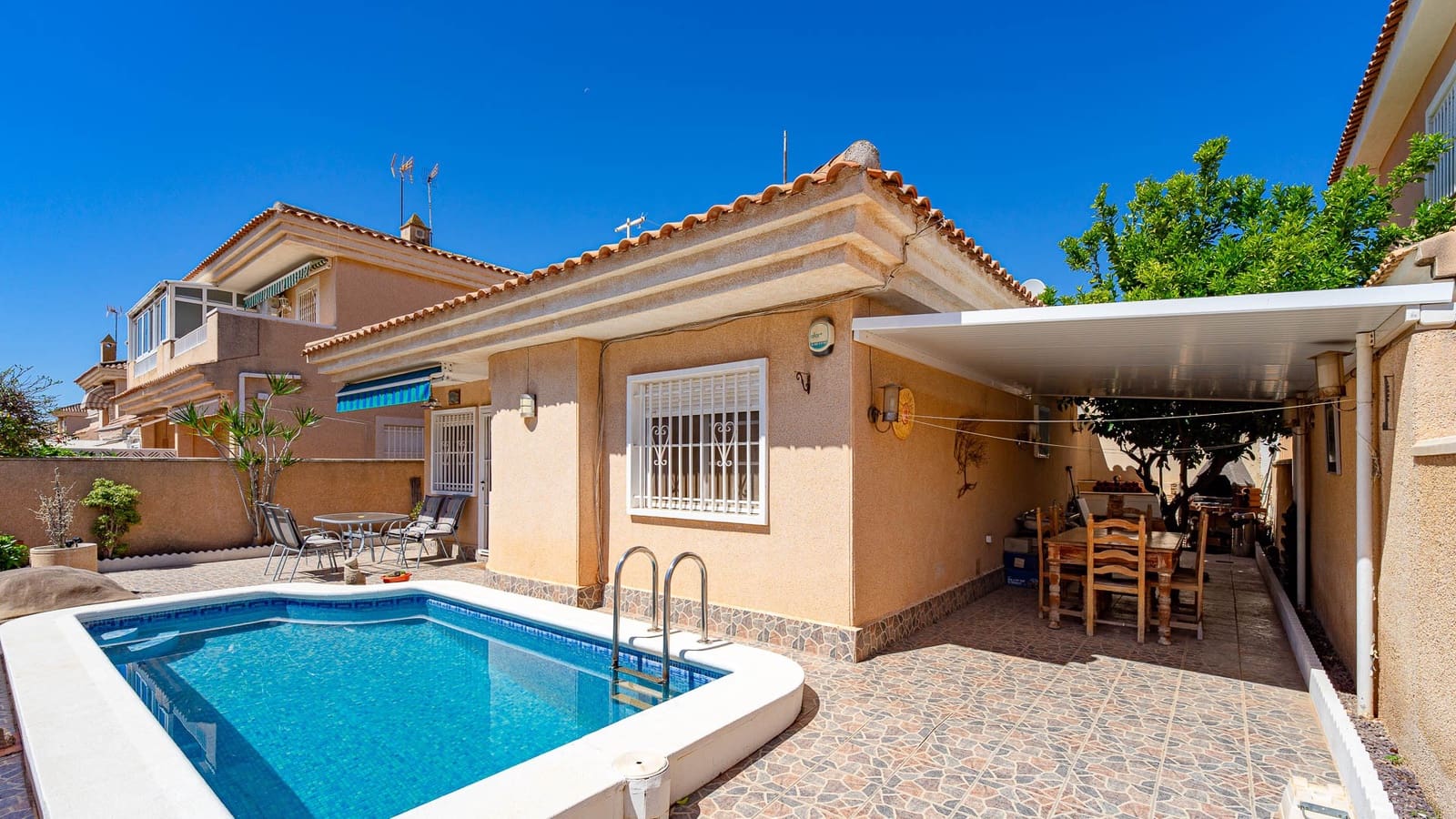 2 bedroom Villa for sale in Punta Prima - € 235,000 (Ref: 9832996)