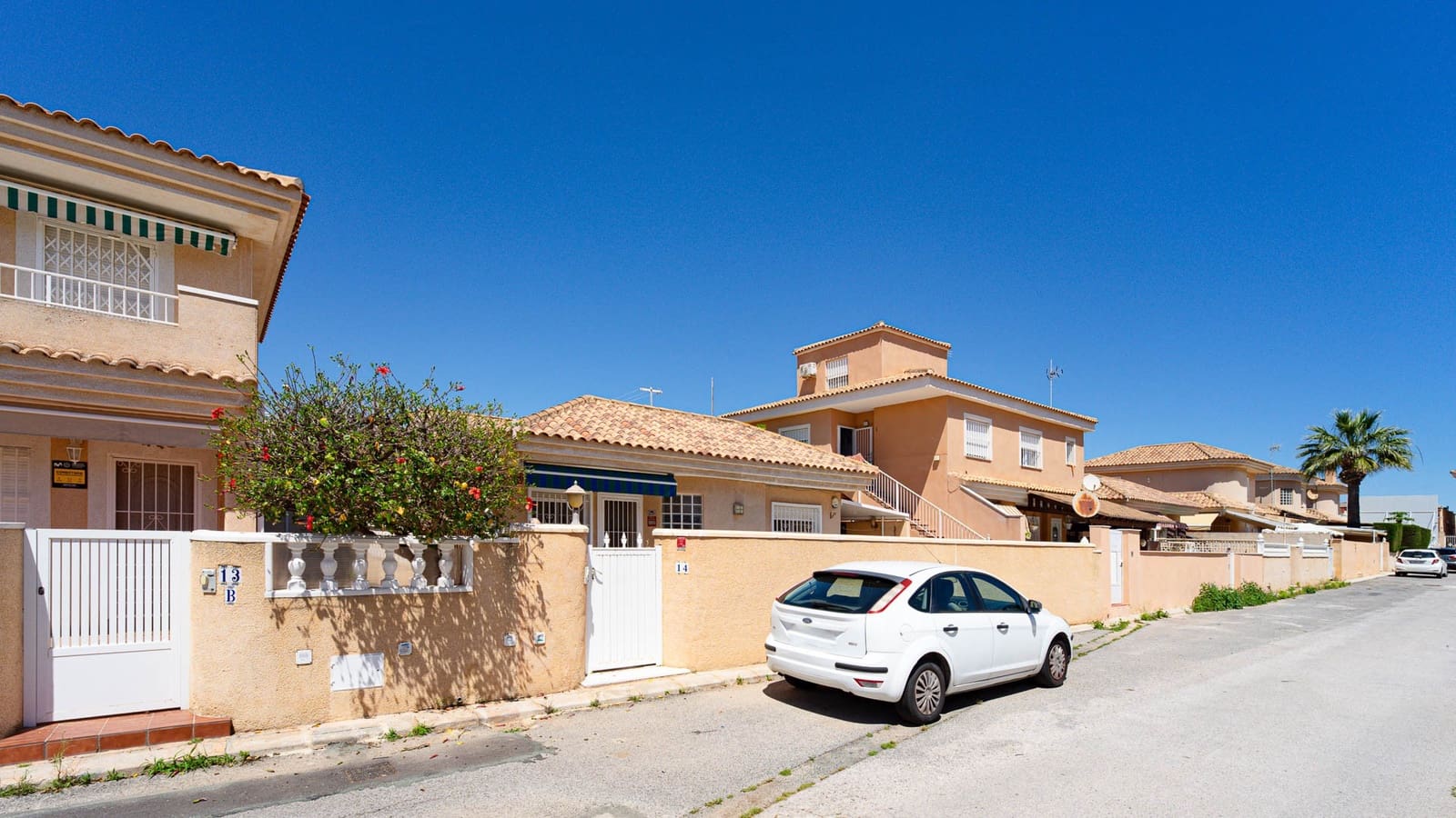 2 bedroom Villa for sale in Punta Prima - € 235,000 (Ref: 9832996)