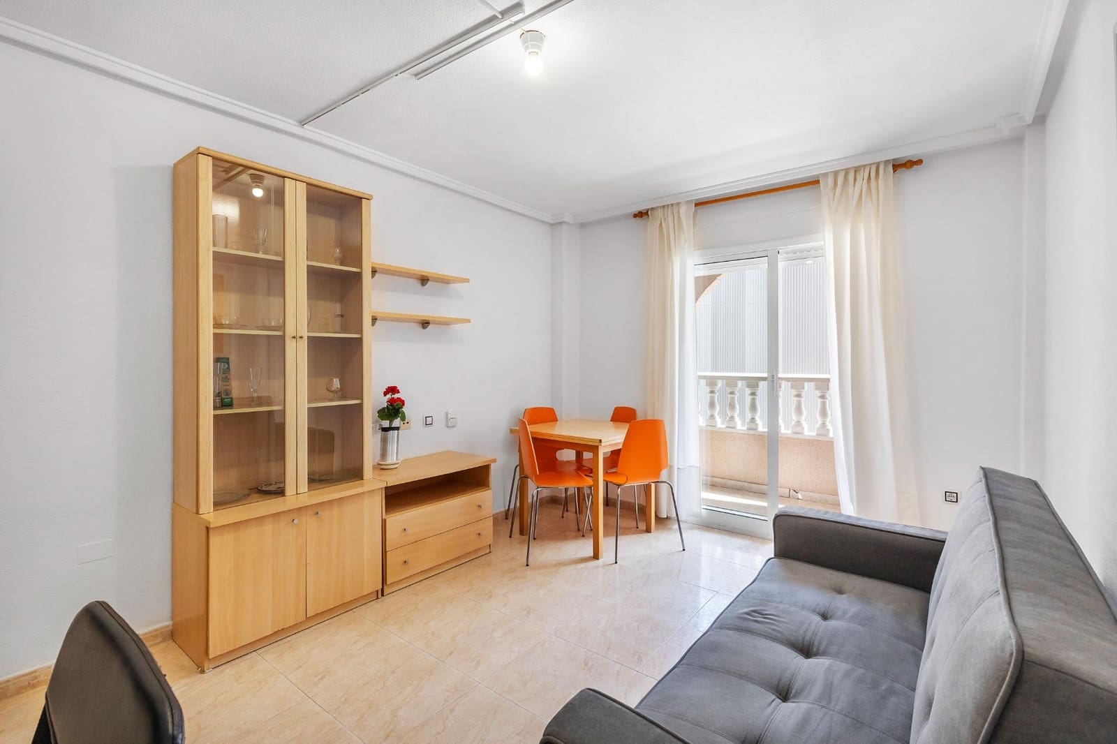 Studio til salg i Torrevieja med swimmingpool - € 99.900 (Ref: 9836185)