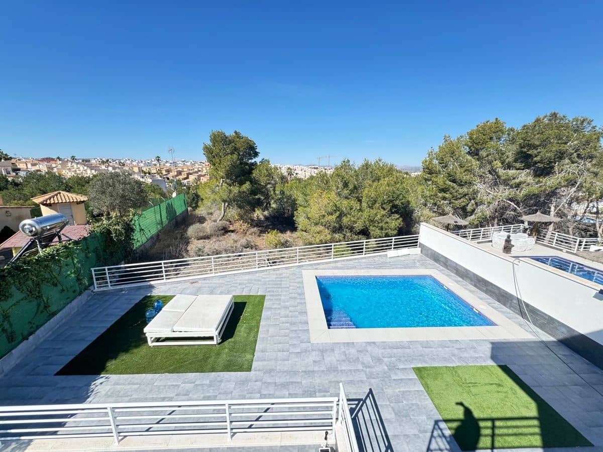 4 chambre Villa/Maison à vendre à Torrevieja avec piscine - 599 000 € (Ref: 9844286)