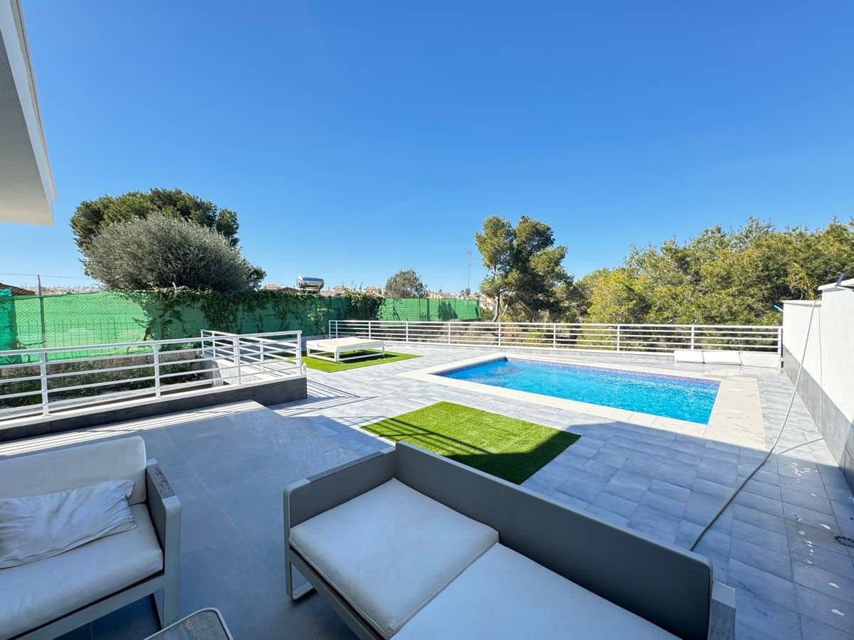 4 chambre Villa/Maison à vendre à Torrevieja avec piscine - 599 000 € (Ref: 9844286)