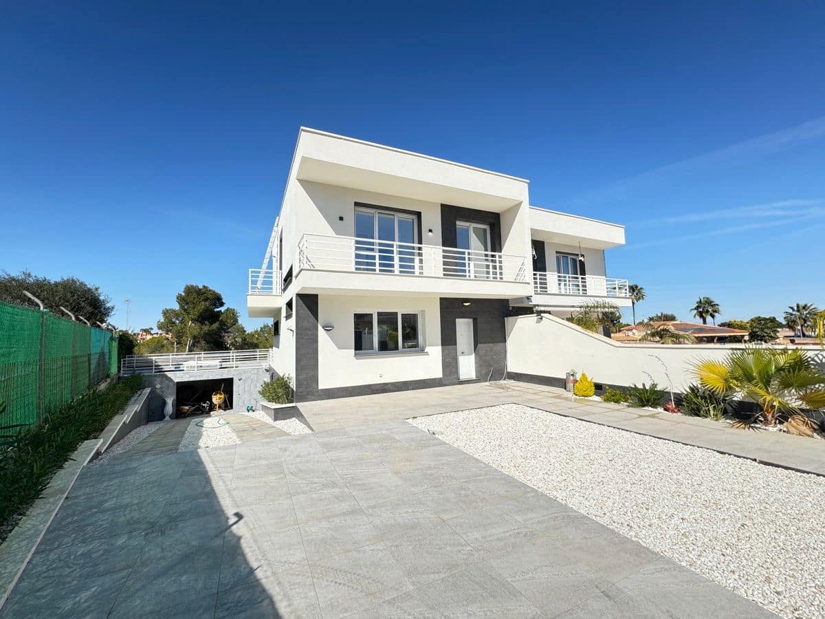 4 chambre Villa/Maison à vendre à Torrevieja avec piscine - 599 000 € (Ref: 9844286)