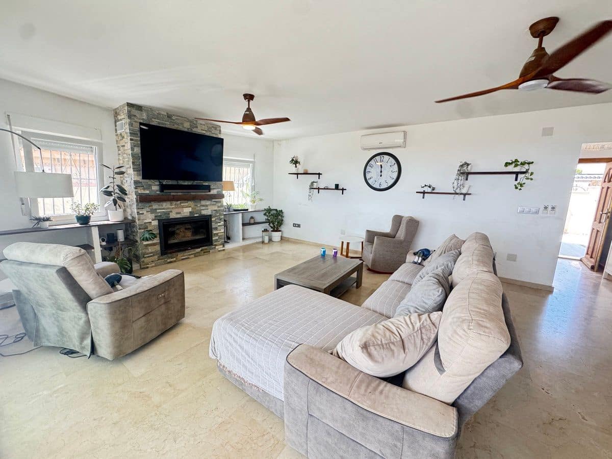 5 bedroom Villa for sale in San Miguel de Salinas - € 599,999 (Ref: 9844288)