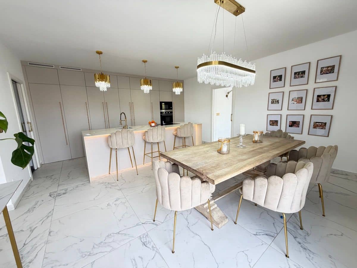 6 bedroom Villa for sale in Villamartin with pool - € 695,000 (Ref: 9844293)