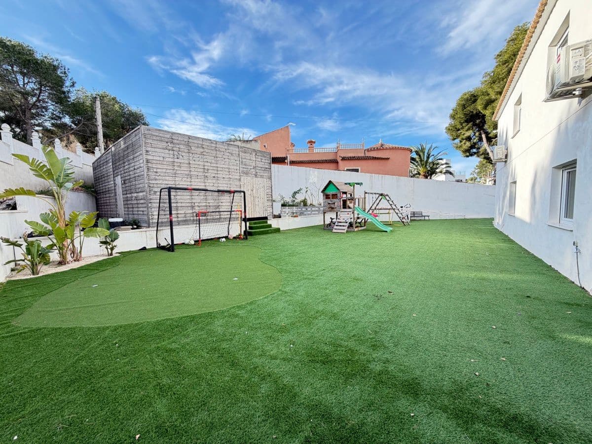 6 bedroom Villa for sale in Villamartin with pool - € 695,000 (Ref: 9844293)