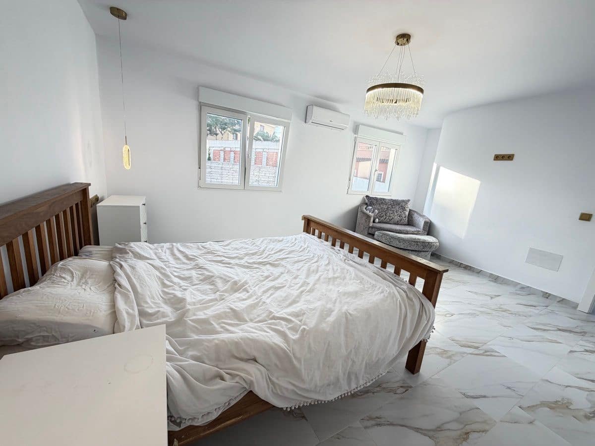 6 bedroom Villa for sale in Villamartin with pool - € 695,000 (Ref: 9844293)