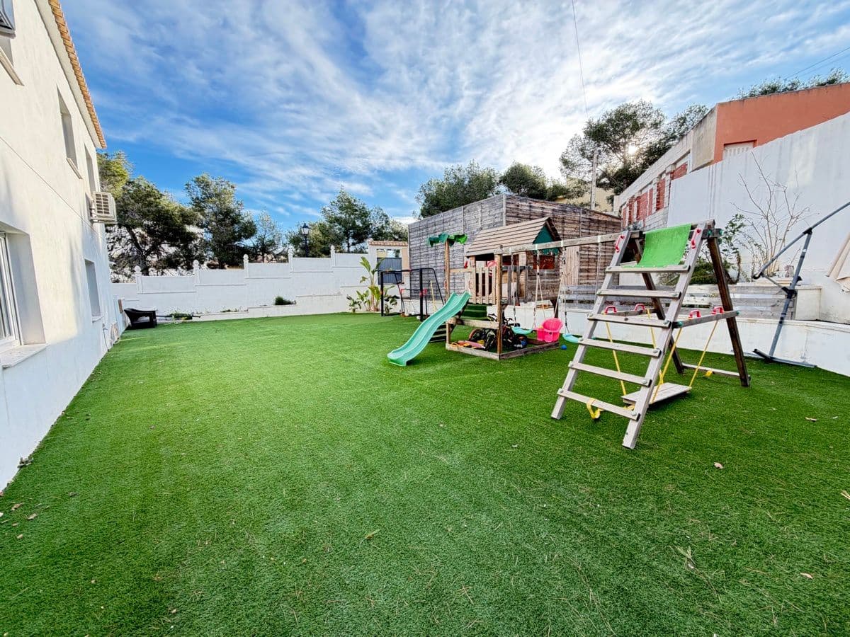 6 bedroom Villa for sale in Villamartin with pool - € 695,000 (Ref: 9844293)