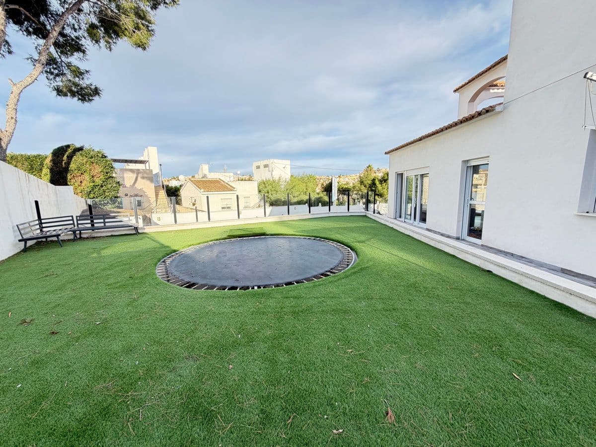 6 bedroom Villa for sale in Villamartin with pool - € 695,000 (Ref: 9844293)